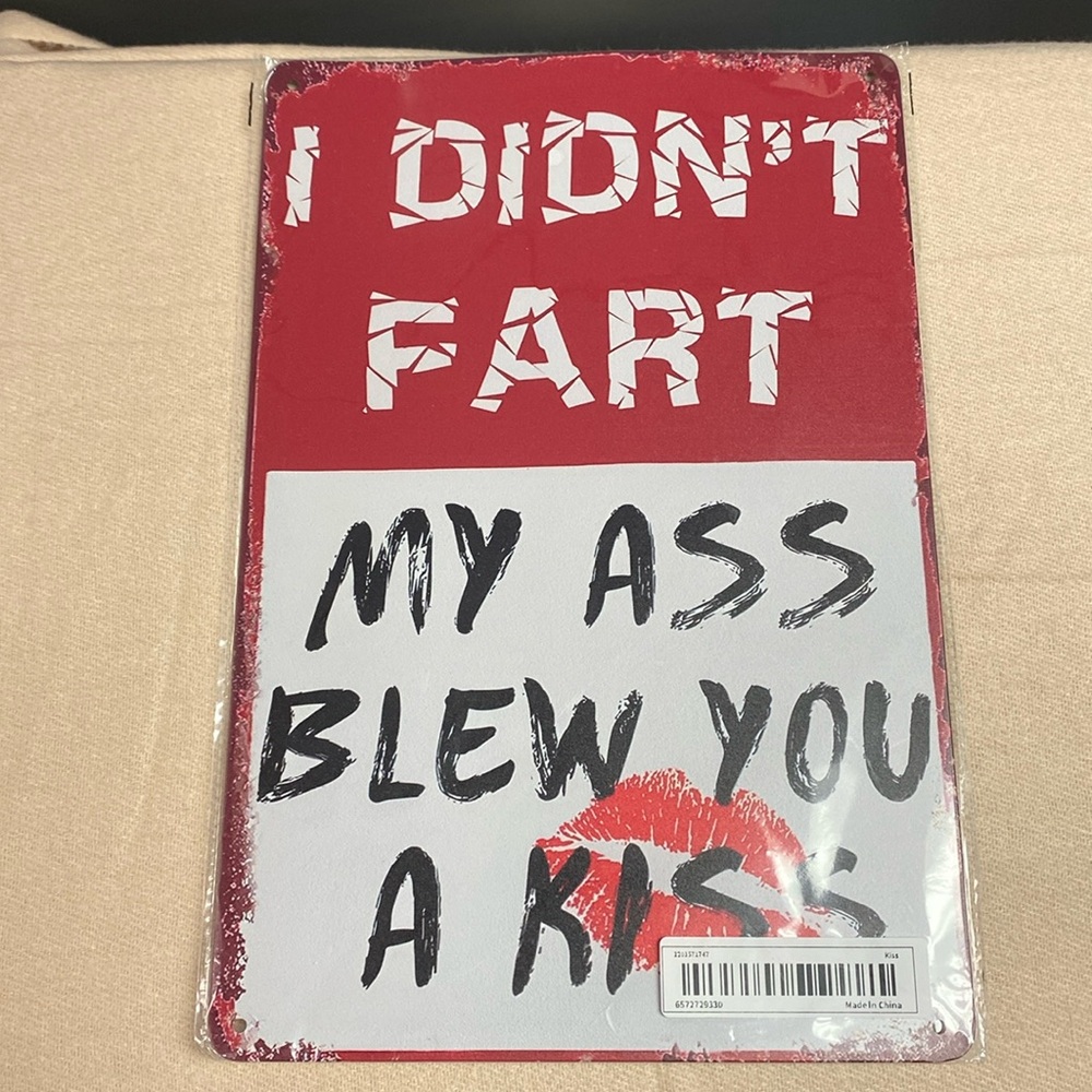 I didn’t fart my ass blew you a kiss wall decor
